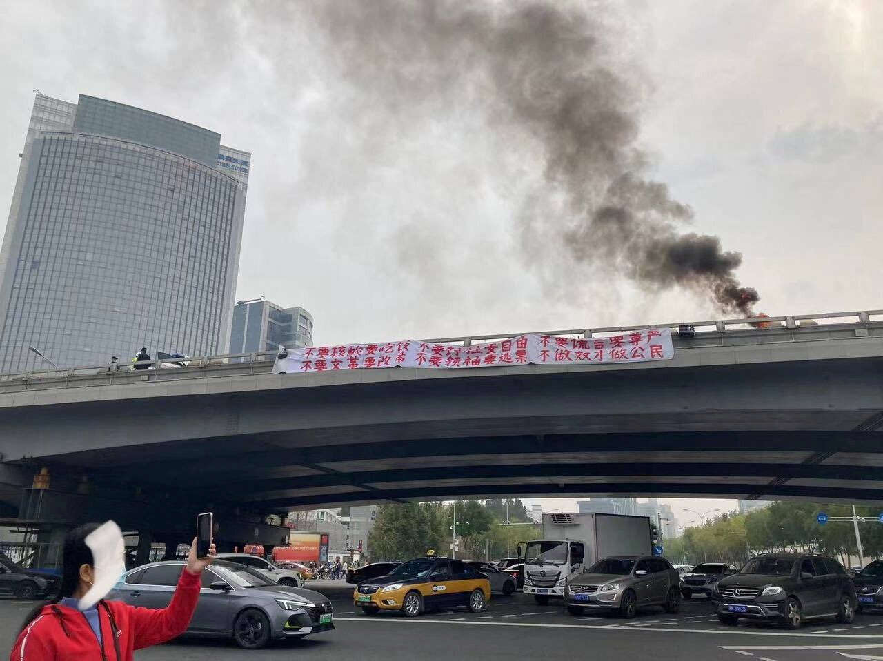 Une image contenant texte, extérieur, fumée, vapeur

Description générée automatiquement